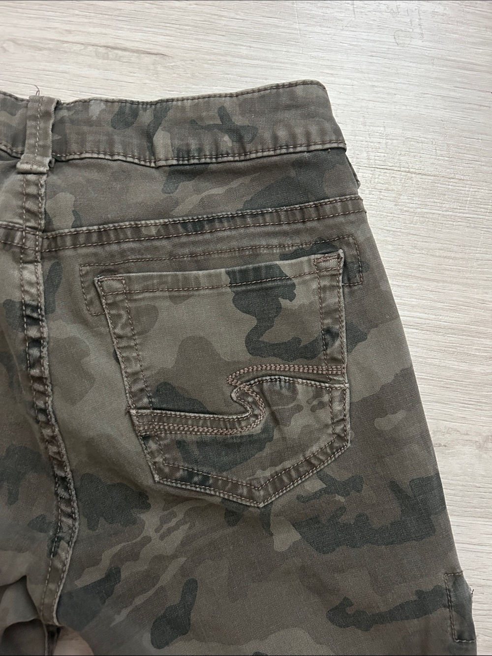 Silver Jeans Olive Camo Cargo Pants - Picture 7 of 8